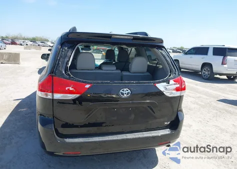 2013 Toyota Sienna Xle V6 8 Passenger z USA, uszkodzony, nr VIN 5TDYK3DC6DS340954